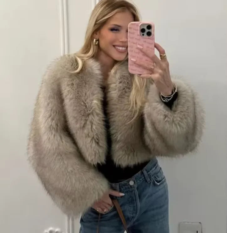 Iconic Street Fashion Week Luxury Brand Gardient Cropped Faux Fur Coat Women Winter 2024 Hot Cool Girls Fluffy Short Fur Jacket