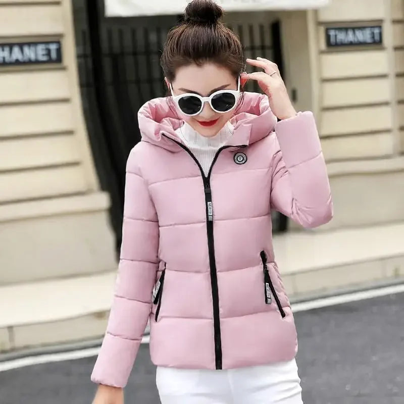 2025 Nouvelles Parkas D'hiver Femmes Veste À Capuche Épaisse Chaude Veste Courte Coton Rembourré Parka Manteau De Base Femme Vêtements D'extérieur 5XL