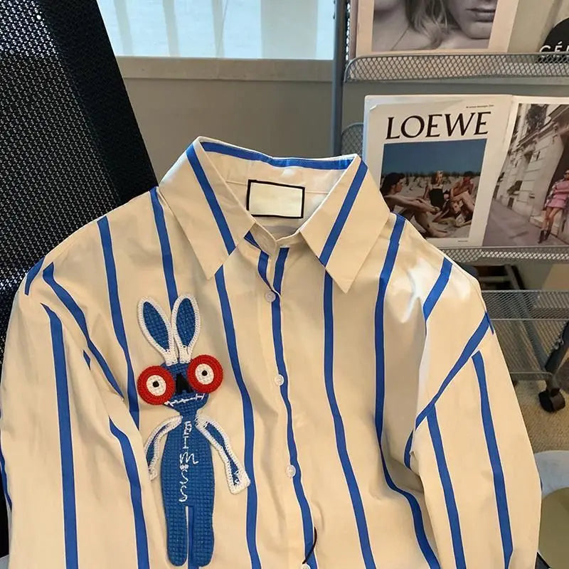 Chemise à rayures bleues brodées de lapin à la mode de style coréen de printemps pour femmes, chemise à col polo polyvalente de niche rétro japonaise