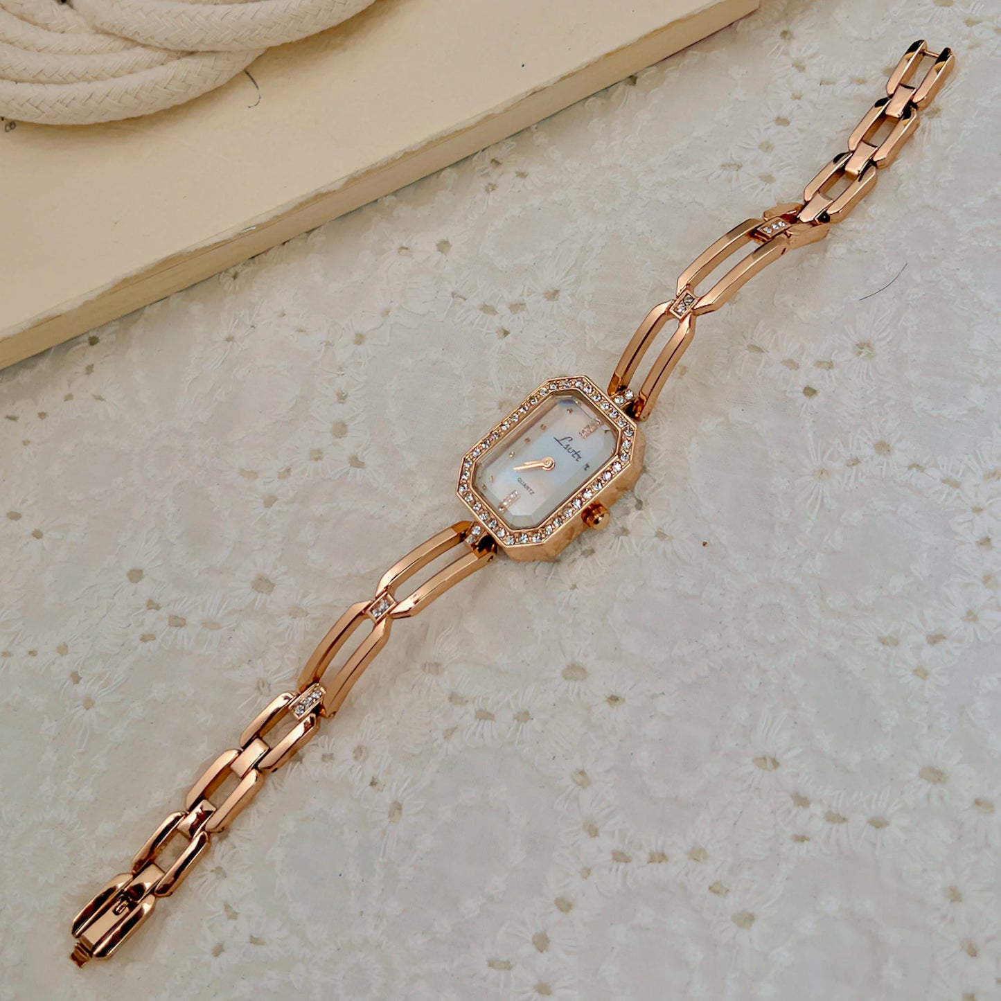 1 montre-bracelet à strass pour femme, style français, élégante, à la mode, avec cadran en perles et strass, simple et rétro