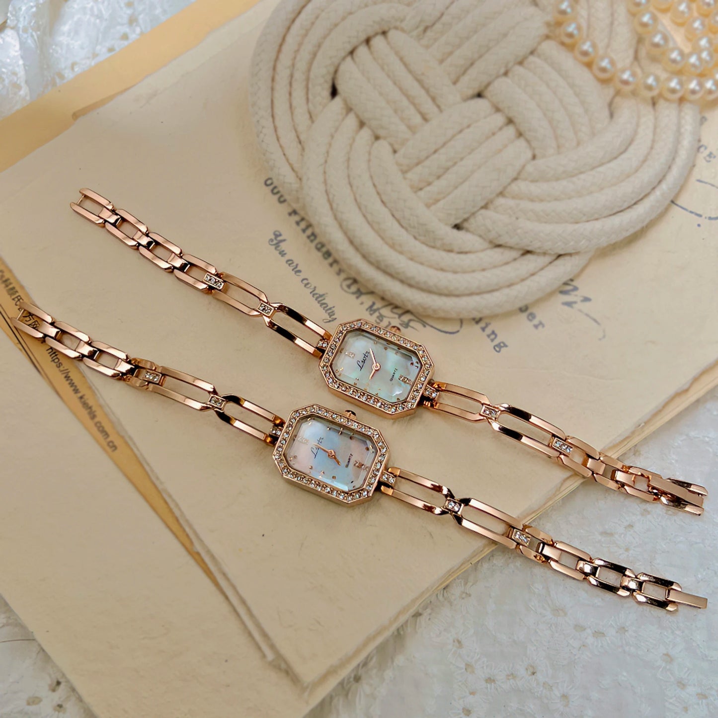 1 montre-bracelet à strass pour femme, style français, élégante, à la mode, avec cadran en perles et strass, simple et rétro